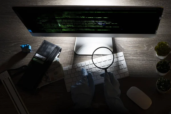 信息系统黑客概念与无法识别的黑客与手套在电脑前的夜晚 — 图库照片