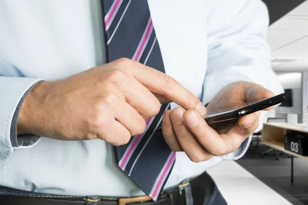 Geschäftsmann Surft Mit Dem Smartphone Büro — Stockfoto