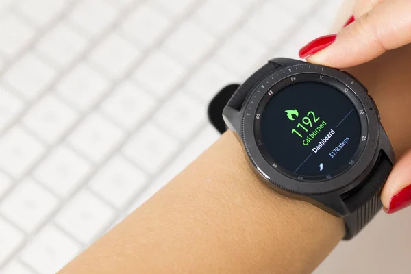 Tragbare Smartwatch Frauenhand Zeigt Verbrannte Kalorien — Stockfoto