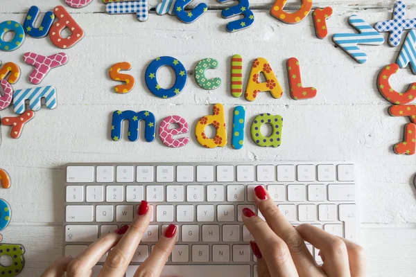 Concepto Comunicación Redes Sociales Con Texto Colorido Teclado Computadora Blanca — Foto de Stock