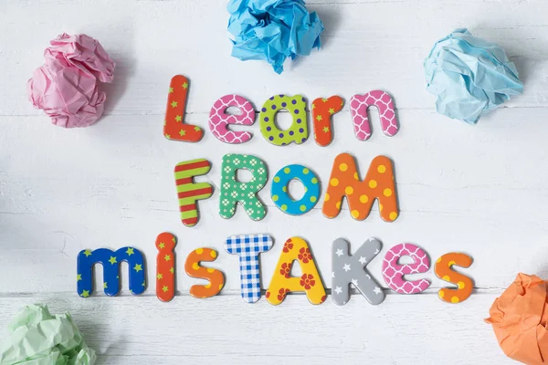 Impara Dagli Errori Con Carta Spiegazzata Lettere Colorate Sfondo Bianco — Foto Stock