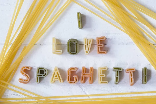 Amo Espaguete Texto Escrito Com Letras Macarrão Fonte Fundo Madeira — Fotografia de Stock