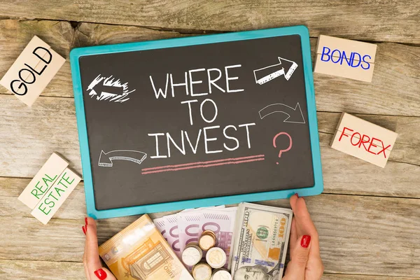 Kde Investovat Otázku Tabuli Investory Ruční Tlačení Hromady Peněz Hotovosti Stock Snímky