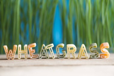 Alfabe makarnadan wheatgrass kelime ile buğday bitkisinin sağlık veren genç sürgünler