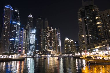 Dubai Marina'dan gelen ışıklı gökdelenler gece boyunca suya yansıdı