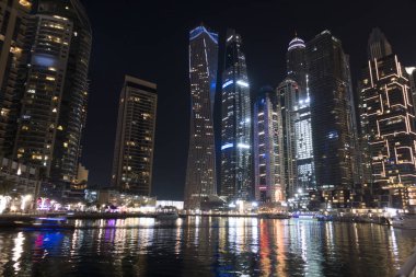 Gece Dubai Marina'daki gökdelenler, Dubai, Birleşik Arap Emirlikleri