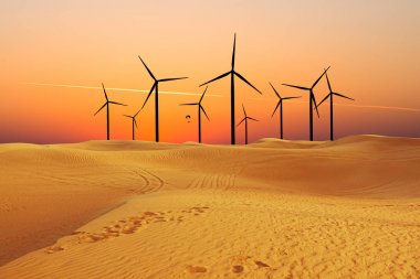 Yel değirmenleri kum tatlısında alternatif yeşil enerji üretiyor.
