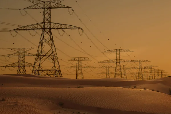 Ηλεκτρικές Γραμμές Ηλεκτρικής Ενέργειας Υψηλής Τάσης Στο Επιδόρπιο Στο Ηλιοβασίλεμα — Φωτογραφία Αρχείου