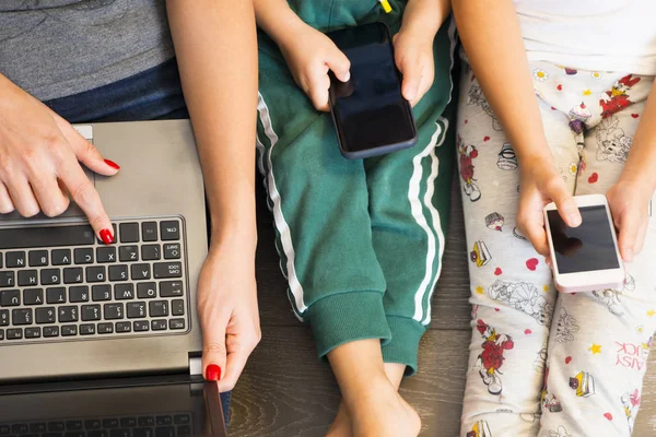 Anya Gyerekek Vezeték Nélküli Technológiát Használ Okostelefonként Laptopként Otthon — Stock Fotó