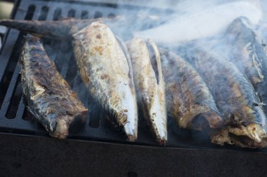 Barbekü veya ızgara üzerinde iştah açıcı uskumru balık