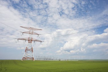 Transformatör trafo su trafosu ile yüksek voltajlı elektrik hatları