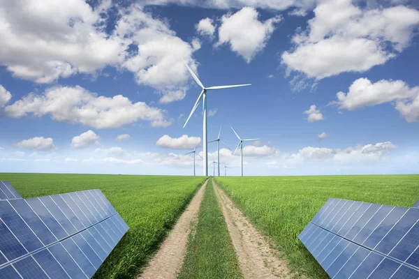 通过太阳能电池板 可再生生态农场通往风电场的乡村公路 — 图库照片