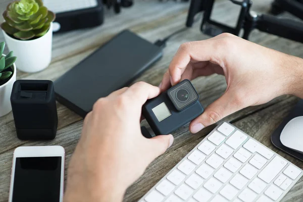 Profesionální Fotograf Nebo Videograf Akční Kamerou Moderním Vybavením Dřevěném Stole — Stock fotografie