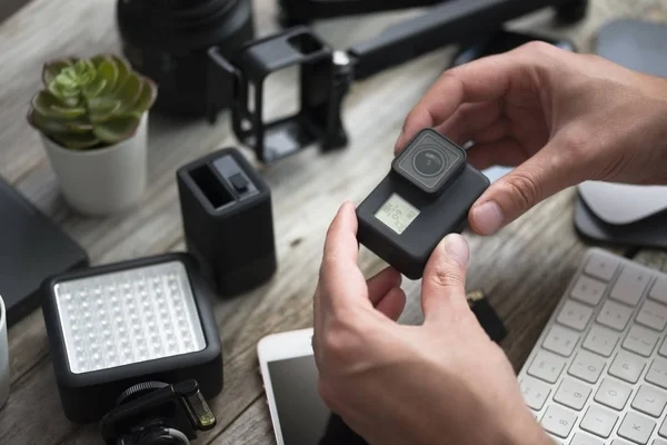 Professionell Fotograf Eller Filmare Med Actionkamera Och Modern Utrustning Träbord — Stockfoto