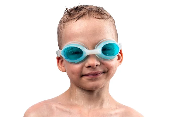 一个穿着泳衣的学龄前男孩 背景是白色的 与世隔绝的 在游泳池里的孩子游泳对孩子们有好处 — 图库照片