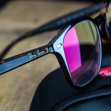 Tahta arka planda Ray Ban gözlüğü çerçevesi