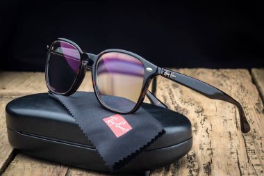 Tahta arka planda Ray Ban gözlüğü çerçevesi