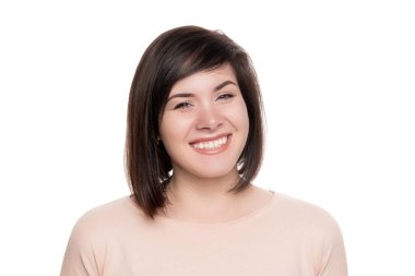 Güzel, gülümseyen esmer, beyaz, soyutlanmış arka plan.