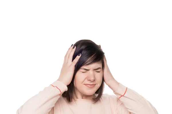 No quiero oírlo. rechazo. mujer joven cubriendo las orejas con las manos. retrato de una chica con los ojos bien cerrados sobre fondo blanco —  Fotos de Stock