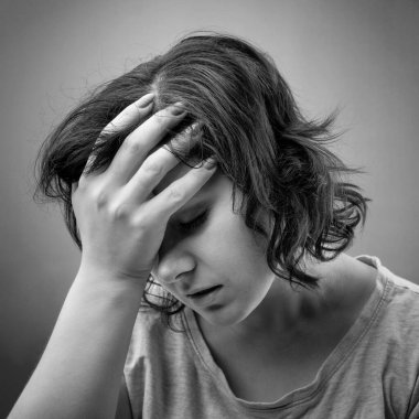 Siyah beyaz kadın portresi elini başının üstünde tutuyor. Hayattaki bir sorun. Evli çiftlerin kötü ayrılığı.