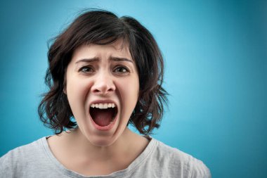 Stresten çığlık atan bir kadın. Genç bir anneden yanma sendromu