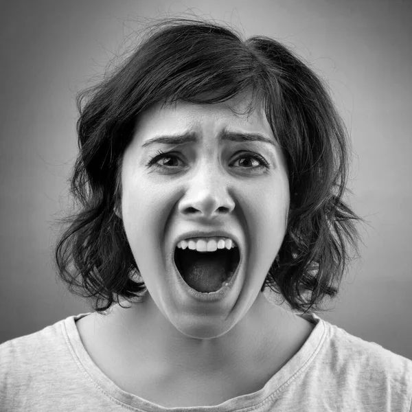 Mulher gritando de estresse. síndrome de burnout em uma jovem mãe — Fotografia de Stock