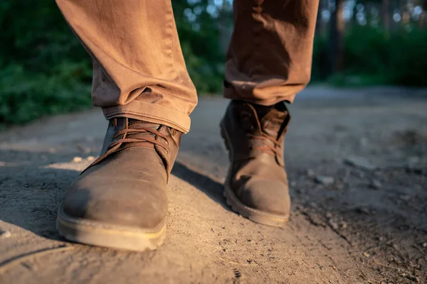 Кемпинг Лесу Мужская Обувь Крупным Планом Время Прогулки Природе — стоковое фото