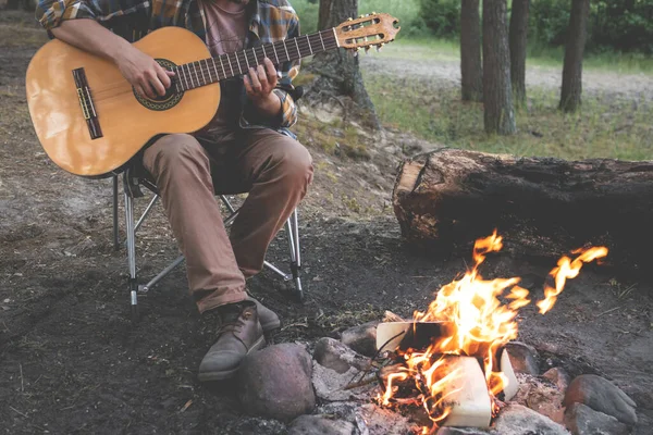 Acampar Bosque Hombre Toca Guitarra Junto Fuego Naturaleza Camping Verano — Foto de Stock