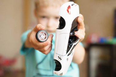 Çocuk oyuncağı kırdı. Arabadaki kırık tekerlek.