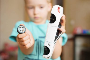 Çocuk oyuncağı kırdı. Arabadaki kırık tekerlek.