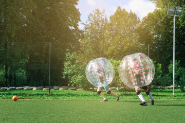 Çocuklar dışarıda tampon boll oynuyorlar. Zorbfootball oyuncuları