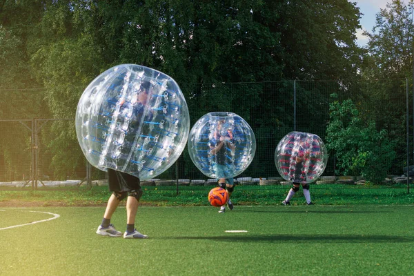 Anak Anak Bermain Luar Bumper Boll Zorbsoccer — Stok Foto