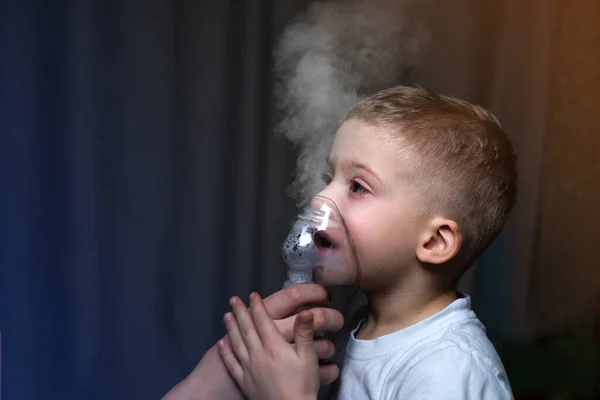 Criança Inalatória Menor Cinco Anos Menino Fazendo Inalação Com Nebulizador — Fotografia de Stock