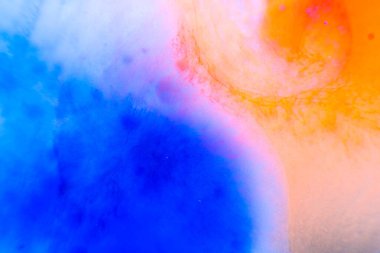 suluboya turuncu ve mavi renkler suda. soyut doku