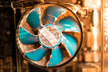 Bilgisayarın soğutma sistemi. vantilatörü tozdan temizlemek. kişisel bilgisayar onarımı