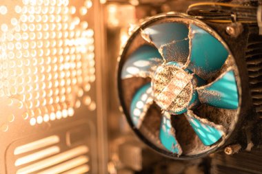 Bilgisayarın soğutma sistemi. vantilatörü tozdan temizlemek. kişisel bilgisayar onarımı