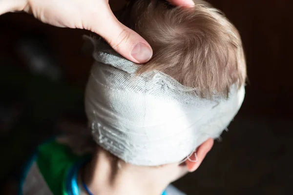 Uma Criança Com Uma Cabeça Enfaixada Rapaz Pré Escolar Com — Fotografia de Stock