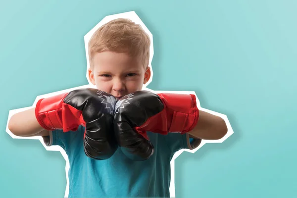 Хлопчик Боксерських Рукавичках Синьому Фоні — стокове фото
