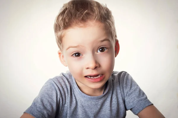 Divertido Niño Lindo Preescolar Camiseta Gris Sobre Fondo Blanco Mirada — Foto de Stock