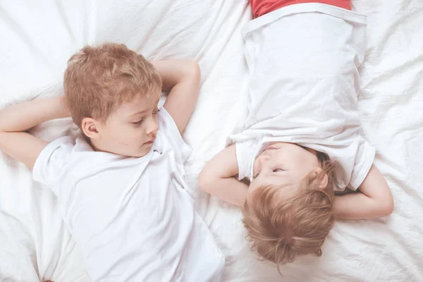 Los Niños Con Camisetas Blancas Acuestan Cama Hermano Hermana Juntos — Foto de Stock