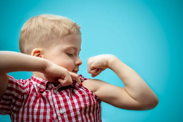 Rapaz Mostra Quão Forte Ele Uma Criança Forte Atividade Física — Fotografia de Stock