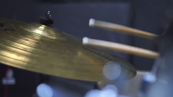 Baterista Toca Baquetas Nas Placas Percussionista Joga Varas Percussão Perto — Vídeo de Stock