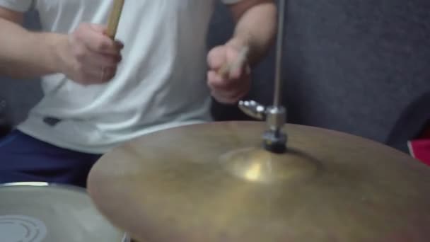 Baterista Toca Baquetas Nas Placas Percussionista Joga Varas Percussão Perto — Vídeo de Stock