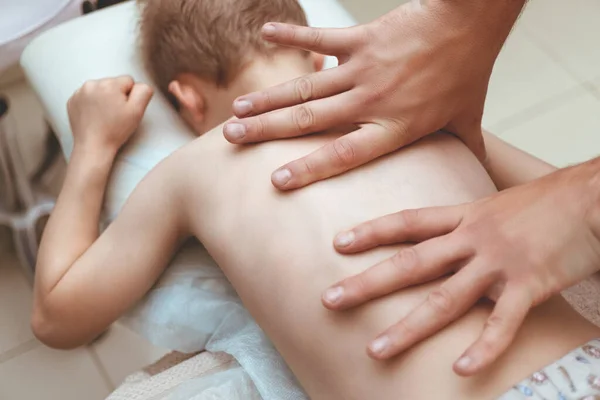 赤ん坊のマッサージ 子供のための骨粗しょう症 小児における手動療法は — ストック写真