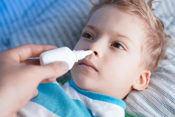 Spray Frío Para Bebé Niño Resfrió Tratamiento Secreción Nasal Infantil —  Fotos de Stock