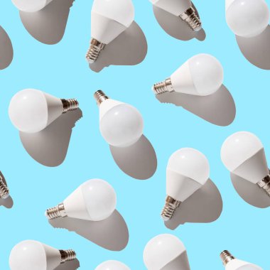Mavi arka planda beyaz lambaların kusursuz dokusu. Mavi arkaplan üzerinde elektrik kablosuz ampul deseni