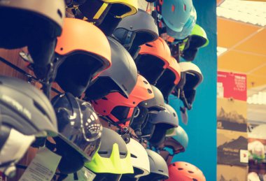 Mağazadaki aktif sporlar için koruyucu kasklar. Patenciler için kask