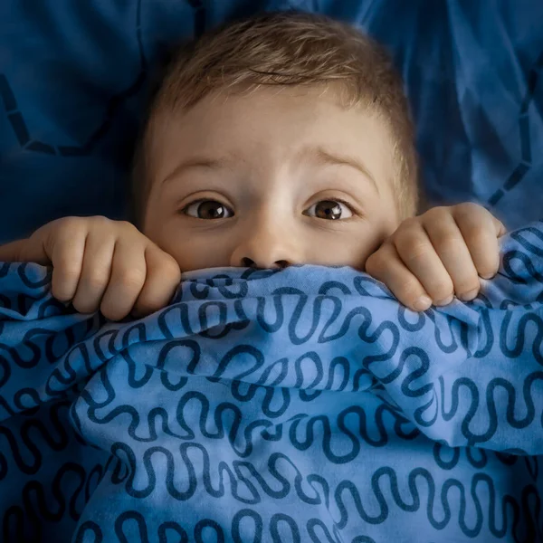 Niño Escondía Bajo Manta Los Monstruos Bebé Esperando Halloween Pesadilla — Foto de Stock