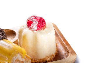 Sarı kremalı ekler beyaz arka planda izole edilir. Tatlı tatlı