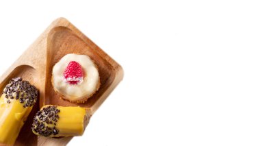 Beyaz arka planda ahududulu kek. İzole et